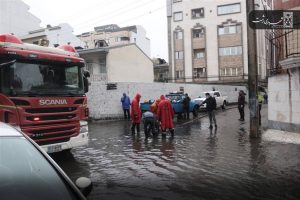 آماده باش و تلاش نیروهای خدمات شهری و آتش نشانی شهرداری رشت از بامداد امروز در رفع انسداد خطوط انتقال آب و بازگشایی معابر