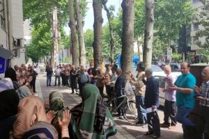 تجمع بازنشستگان رشت مقابل تامین اجتماعی/ مستمری‌ها به اندازه‌ی هزینه‌های زندگی زیاد شود