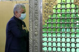 حضور استاندار گیلان در نماز جماعت ظهر و عصر بقعه متبرکه خواهر امام(س) رشت