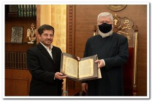 اهدای نسخه قدیمی کتاب مقدس مسیحیان به رهبر ارامنه لبنان