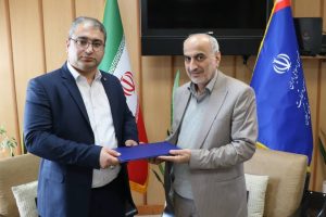 اعطا لوح واحد برتر تحقیق و توسعه سال ۱۴۰۱به اسحق جمال امیدی مدیر عامل شرکت سیمان خزر