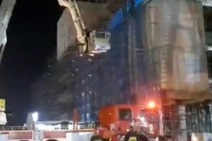 نجات جان کارگران گیر افتاده در بالابر مجتمع تجاری تفریحی در حال ساخت