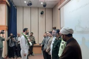 کارکنان ناوگان شمال ناوگروه ۸۶ با استقبال مردم وارد انزلی شدند