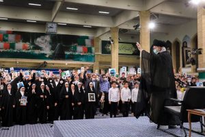 رهبر انقلاب: اهالی هنر و رسانه در زندهنگهداشتن هنرمندانه یاد شهدا تلاش کنند