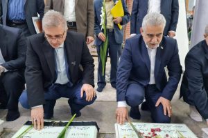 ادای احترام معاون رئیسجمهور و رئیس سازمان برنامه و بودجه کشور و استاندار گیلان به مقام شامخ شهدا در رشت