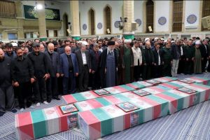 رهبر انقلاب بر پیکر هفت شهید راه قدس نماز اقامه کردند