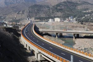 شکستگی بخشی از آسفالتِ یکی از پلهای آزاد راه منجیل – رودبار