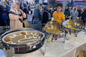 برپایی میز خوراک “یوم الطعام” در شهر رشت،اولین شهر خوراک جهان در یونسکو در پیاده راه فرهنگی شهدای ذهاب/مردم رشت مهمان سفره امیرالمومنین(ع) شدند