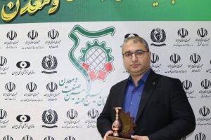 اهدای لوح و تندیس در اولین اجلاسیه ملی پیشرانان صنعت و معدن کشور به دکتر اسحق جمال امیدی مدیر عامل شرکت سیمان خزر