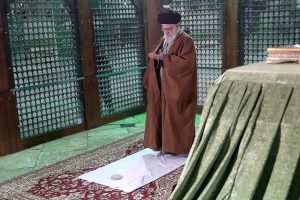 در آستانه ایامالله دهه فجر؛حضور رهبر انقلاب در مرقد مطهر امام راحل و گلزار شهدا
