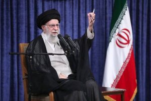 در دیدار رئیس و مسئولان عالی قوه قضائیه؛رهبر انقلاب: ملت با جهت‌گیری‌های گوناگون سیاسی و وزن متفاوت مذهبی پای ایران ایستاد