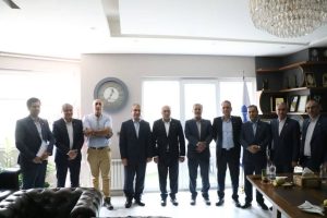 دکتر اسحق جمال امیدی در حاشیه دیدار با مدیر شعب بانک رفاه کارگران عنوان کرد:همکاری و هم افزایی بانک رفاه و شرکت سیمان خزر در چند سال اخیر، موجب استحکام پایه های تولید پایدار و سودآوری با کیفیت گردیده است