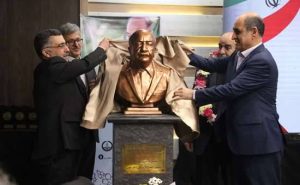 تندیس پروفسور احمدرضا دهپور در دانشکده داروسازی رشت رونمایی شد