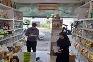 بیش از ۳۰ لیتر عرقیات تاریخ‌گذشته از عطاری‌های لنگرود جمع‌آوری و معدوم شد