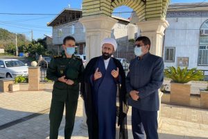 در خواست امام جمعه محترم بخش کومله از سخنگوی سپاه سردار رمضان شریف بر سر مزار قهرمان شهید، سردار املاکی